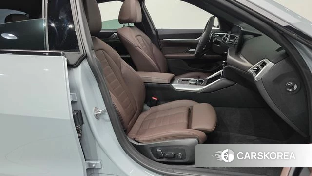 BMW 4 Series (G22) 2025 Светло-серебряный цвет из Кореи, фото 2