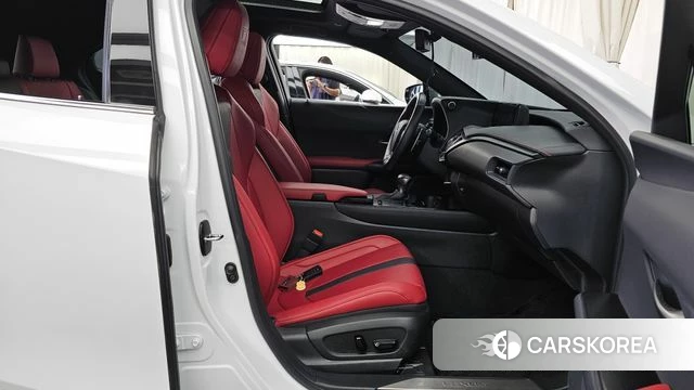 Lexus UX250h 2021 Белый из Кореи, фото 2