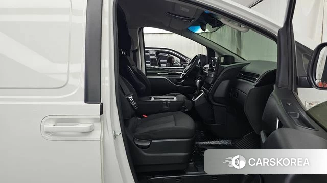 Hyundai Staria 2023 Белый из Кореи, фото 2