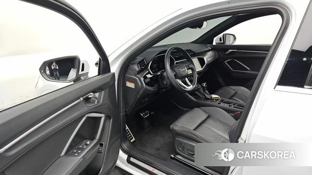 Audi Q3 (F3) 2023 Белый из Кореи, фото 2