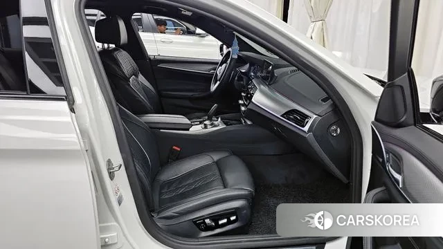 BMW 5 Series (G30) 2019 Белый из Кореи, фото 2