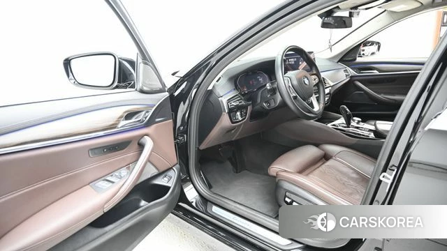 BMW 5 Series (G30) 2022 Черный из Кореи, фото 2