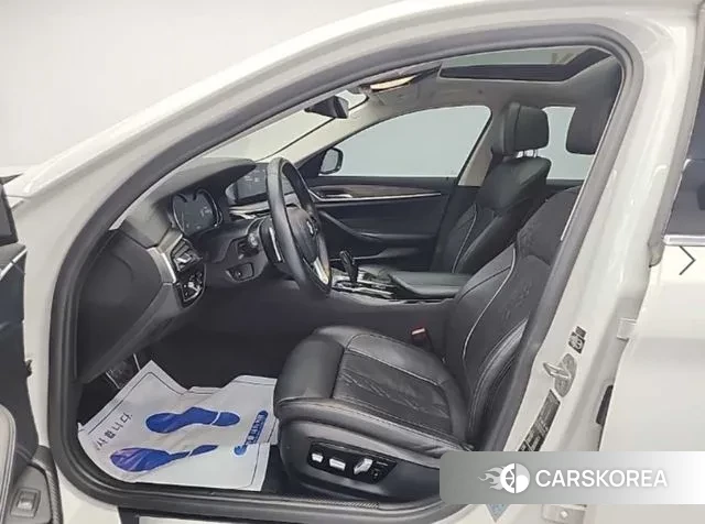 BMW 5 Series (G30) 2018 Белый из Кореи, фото 2