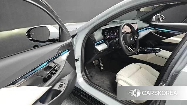 BMW 5 Series (G60) 2025 Серебристо-серый из Кореи, фото 2