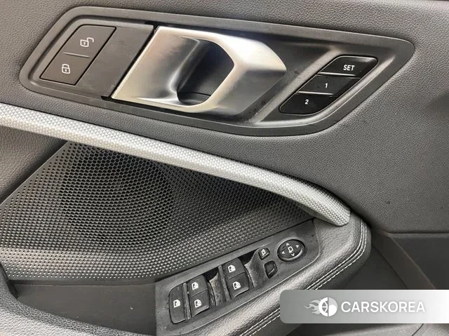 BMW 1 Series (F40) 2022 Белый из Кореи, фото 2