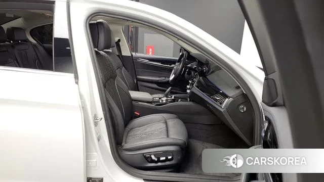 BMW 5 Series (G30) 2019 Белый из Кореи, фото 2