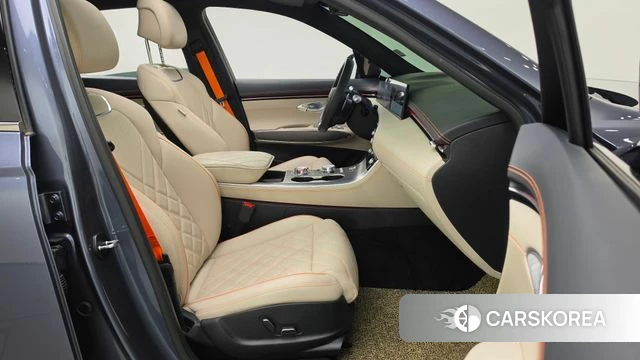 Genesis GV70 2025 Светло-серебряный цвет из Кореи, фото 2