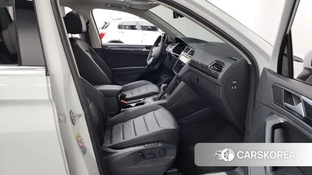 Volkswagen Tiguan second Generation 2023 Белый из Кореи, фото 2