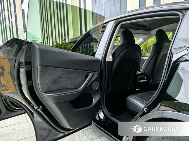 Tesla Model Y 2022 Черный из Китая, фото 2