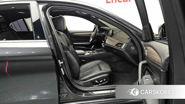 BMW 5 Series (G30) 2018 Серый из Кореи, фото 2