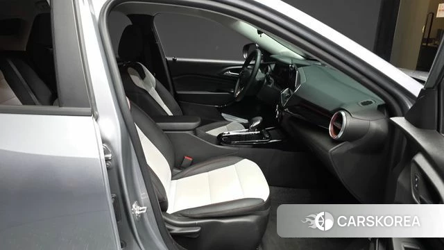 Chevrolet (GM Daewoo) Trax Crossover 2024 Серебряный из Кореи, фото 2