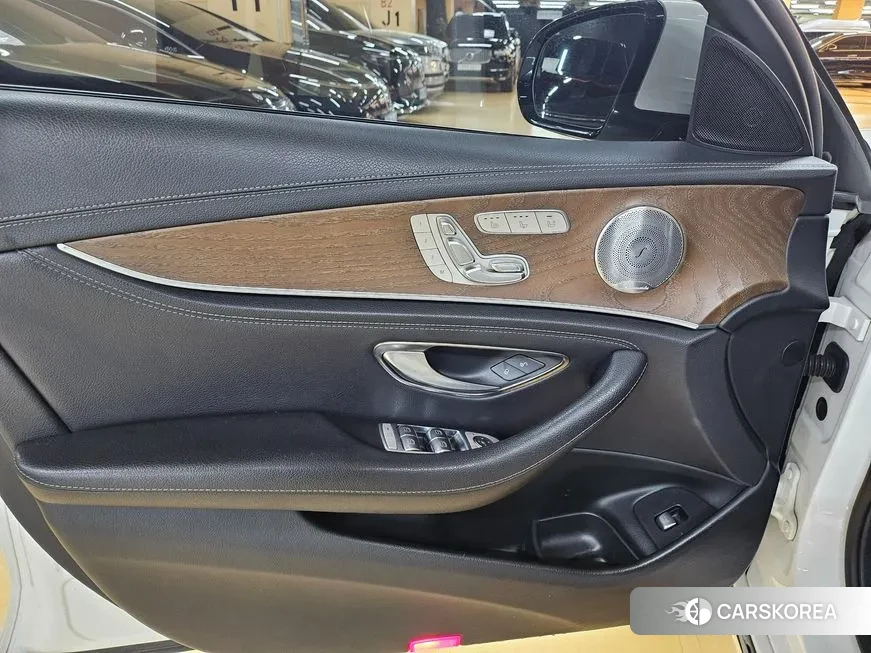 Mercedes-Benz E-Class W213 2018 Белый из Кореи, фото 2