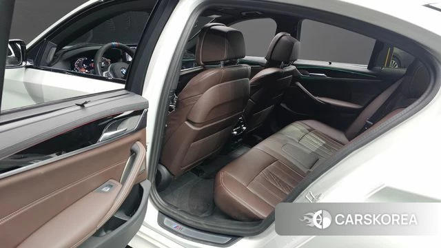 BMW 5 Series (G30) 2023 Белый из Кореи, фото 2
