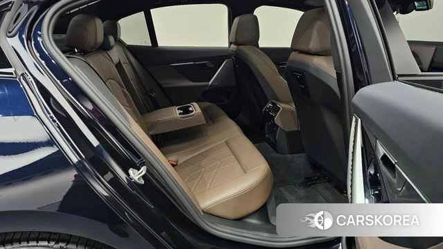 BMW 5 Series (G60) 2025 Черный из Кореи, фото 2