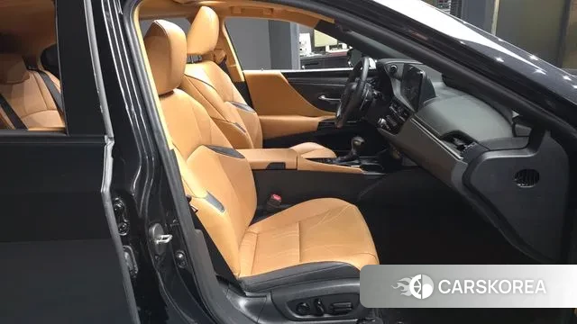 Lexus ES300h 7th generation 2023 Черный из Кореи, фото 2