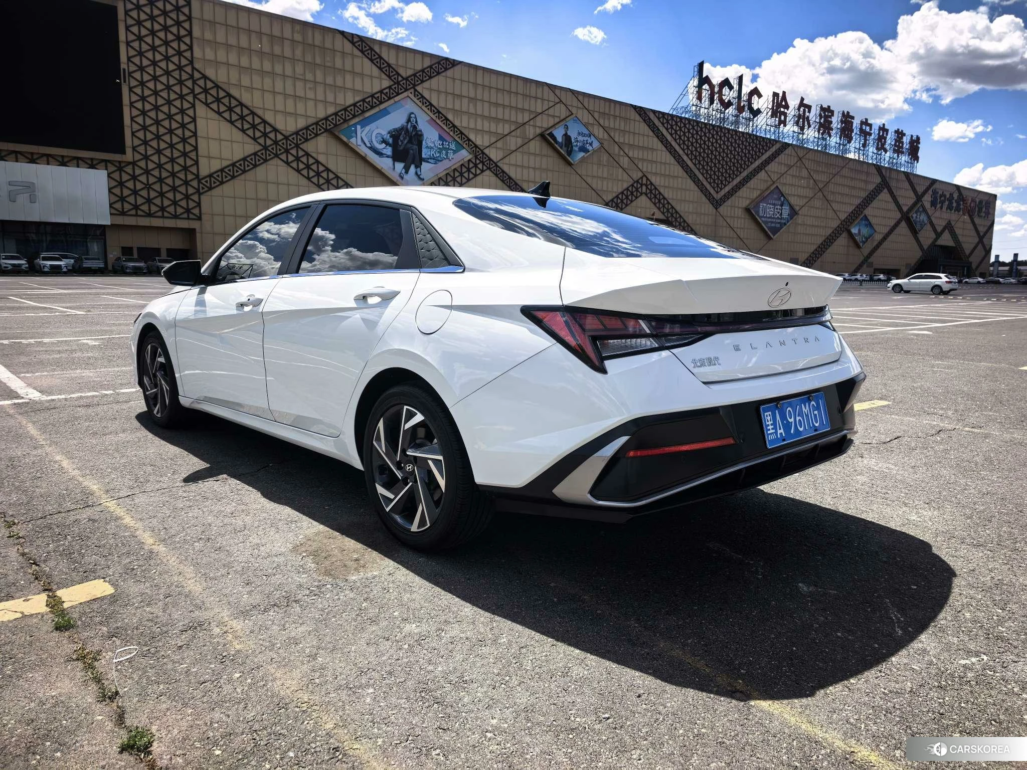 Hyundai Elantra 2023 Белый из Китая, фото 2