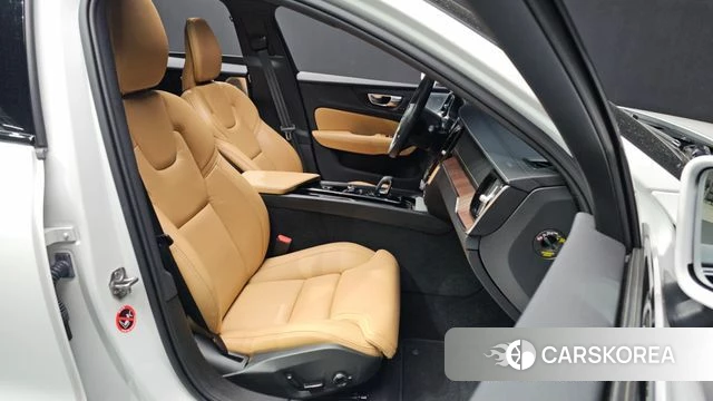 Volvo V60 Cross-Country 2nd Generation 2021 Белый из Кореи, фото 2