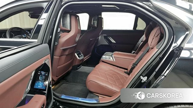 BMW 7 Series (G70) 2024 Черный из Кореи, фото 2