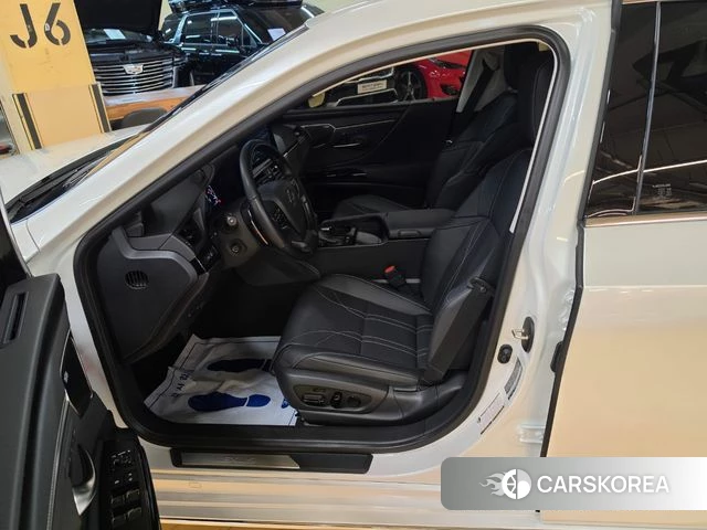 Lexus ES300h 7th generation 2025 Белый из Кореи, фото 2