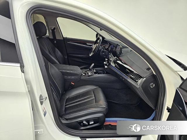 BMW 5 Series (G30) 2018 Белый из Кореи, фото 2