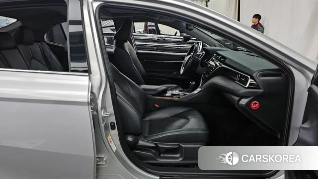 Toyota Camry (XV70) 2018 Серебряный из Кореи, фото 2