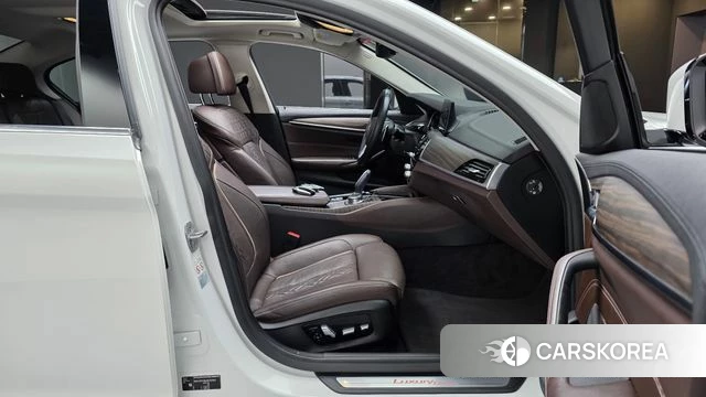 BMW 5 Series (G30) 2018 Белый из Кореи, фото 2