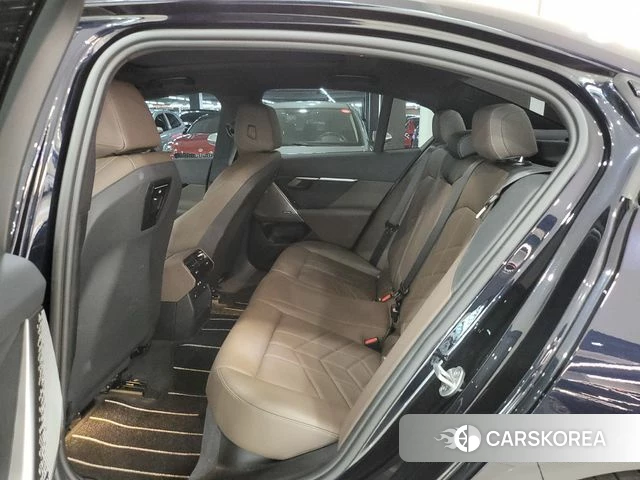 BMW 5 Series (G60) 2024 Черный из Кореи, фото 2