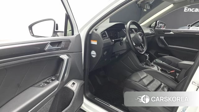 Volkswagen Tiguan second Generation 2022 Белый из Кореи, фото 2