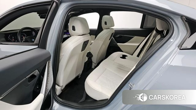 BMW 5 Series (G60) 2025 Серебристо-серый из Кореи, фото 2