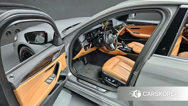 BMW 5 Series (G30) 2021 Серебристо-серый из Кореи, фото 2