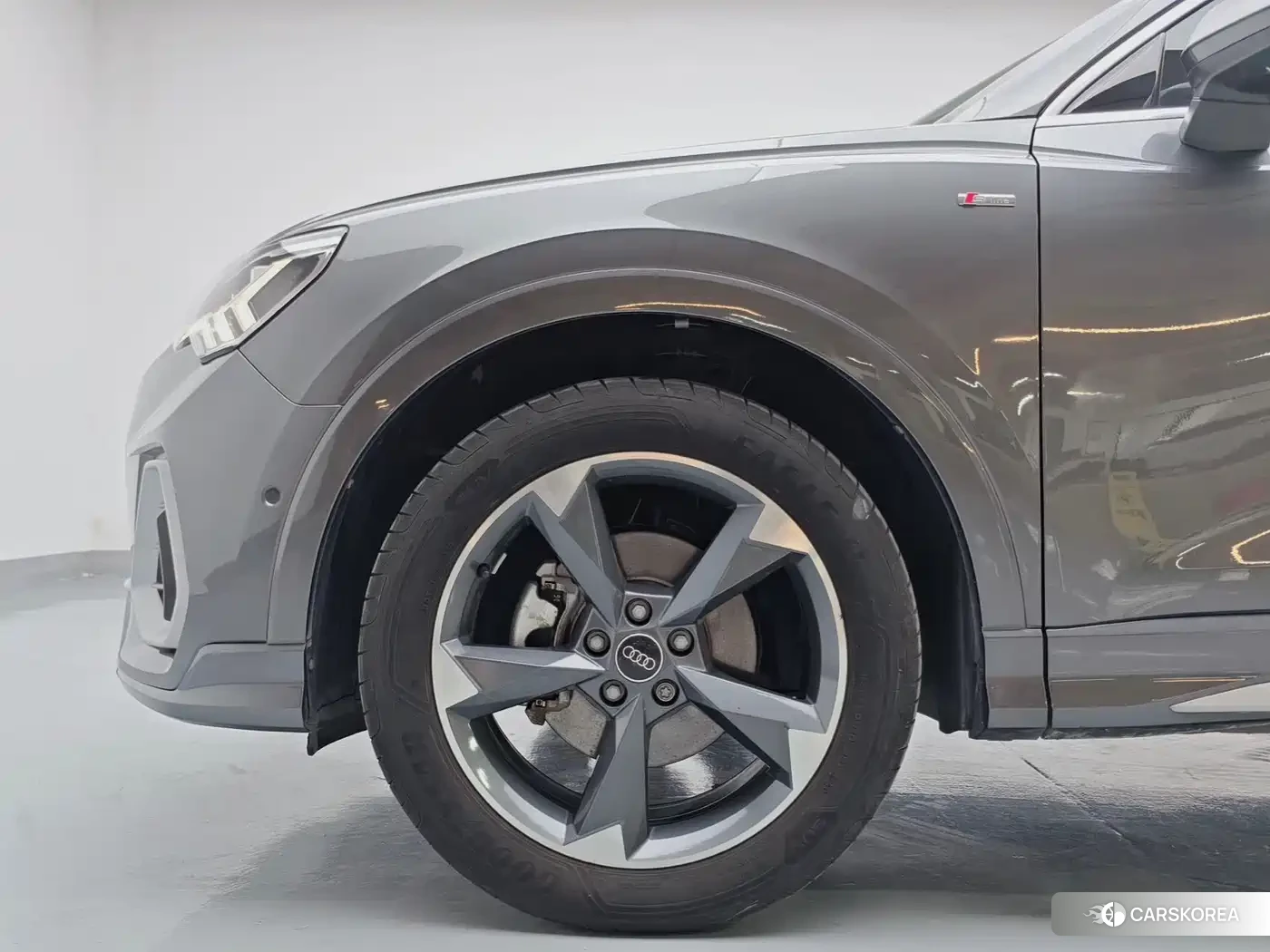 Audi Q3 2023 Silver/gray из Китая, фото 2