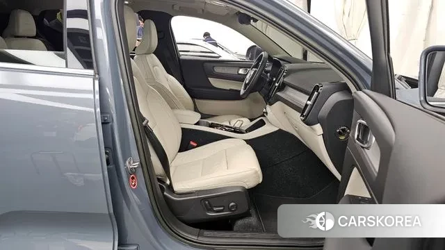 Volvo XC40 2022 Светло-серебряный цвет из Кореи, фото 2