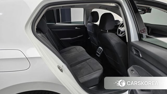 Volkswagen Golf 8th Generation 2024 Белый из Кореи, фото 2