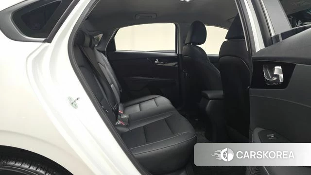 Kia The New K3 2nd generation 2023 Белый из Кореи, фото 2