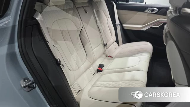 BMW X6 (G06) 2025 Светло-серебряный цвет из Кореи, фото 2
