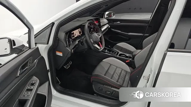 Volkswagen Golf 8th Generation 2025 Белый из Кореи, фото 2