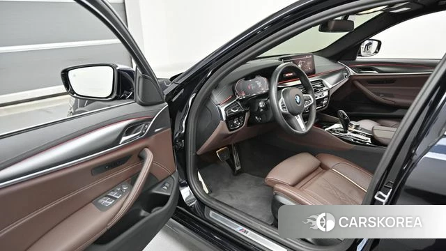BMW 5 Series (G30) 2023 Черный из Кореи, фото 2