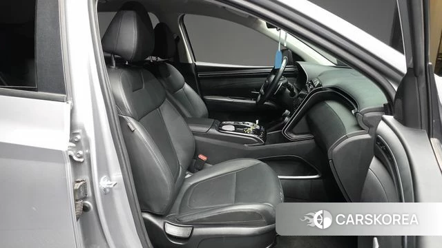 Hyundai Tucson (NX4) 2023 Серебристо-серый из Кореи, фото 2