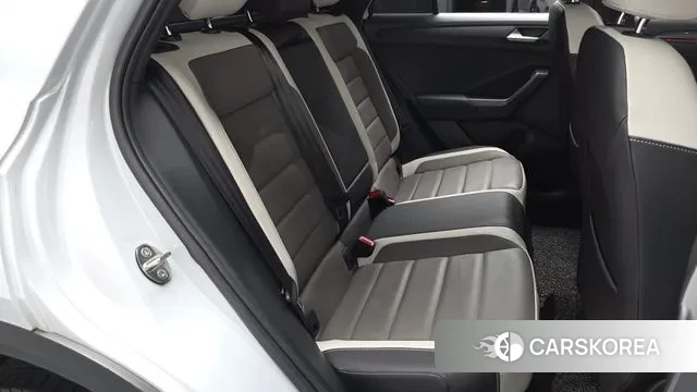 Volkswagen T-Roc 2022 Светло-серебряный цвет из Кореи, фото 2