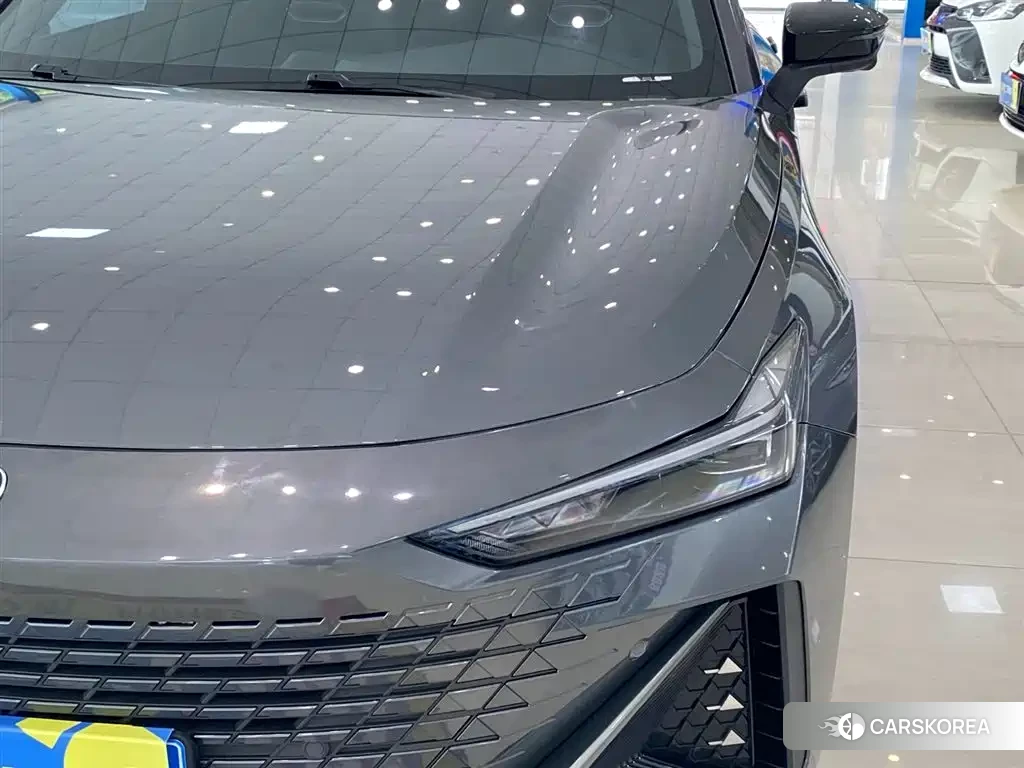 Chang'an Changan UNI-V 2023 Silver/gray из Китая, фото 2