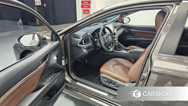 Toyota Camry (XV70) 2022 Песочный из Кореи, фото 2