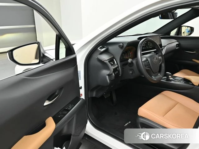 Lexus UX300h 2024 Белый из Кореи, фото 2
