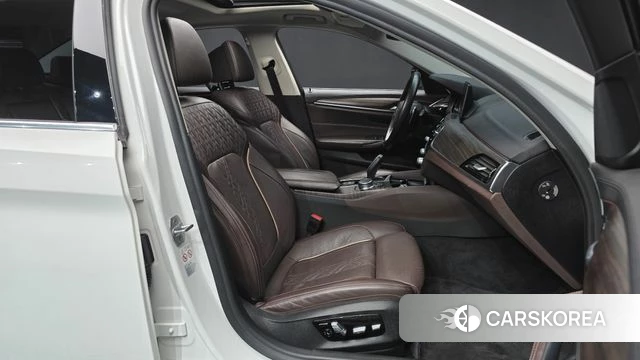 BMW 5 Series (G30) 2018 Белый из Кореи, фото 2