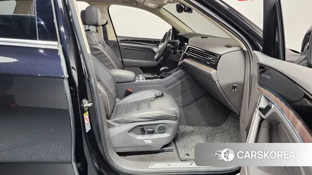 Volkswagen Touareg 3rd generation 2020 Черный из Кореи, фото 2