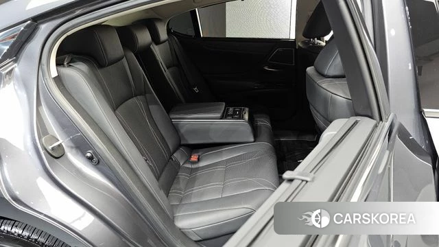 Lexus ES300h 7th generation 2021 Песочный из Кореи, фото 2
