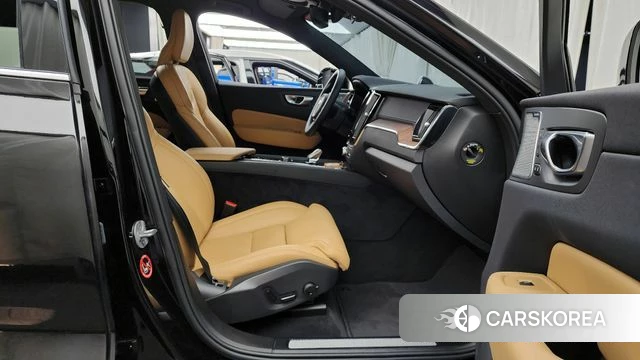 Volvo XC60 second Generation 2023 Черный из Кореи, фото 2