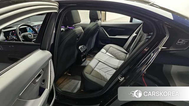 BMW 5 Series (G60) 2025 Черный из Кореи, фото 2