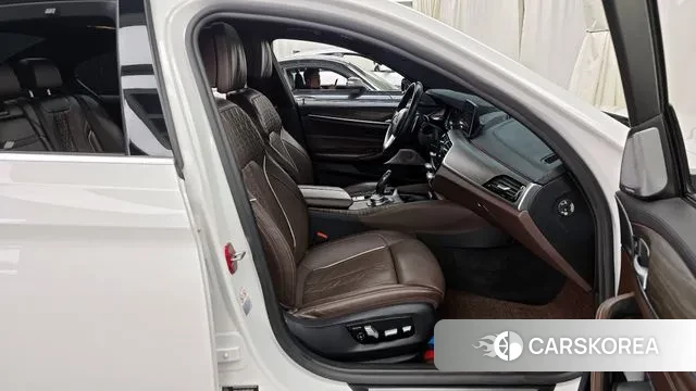 BMW 5 Series (G30) 2018 Белый из Кореи, фото 2