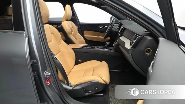 Volvo XC60 second Generation 2020 Серебристо-серый из Кореи, фото 2