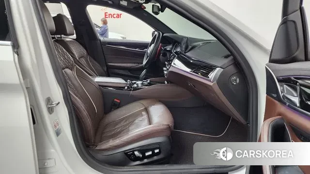 BMW 5 Series (G30) 2018 Белый из Кореи, фото 2